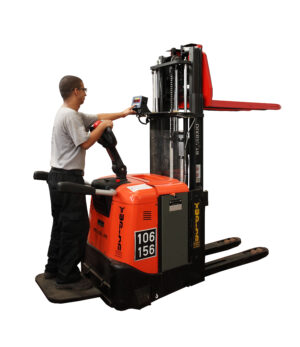 Stacker pallet truck with weighing device and operator