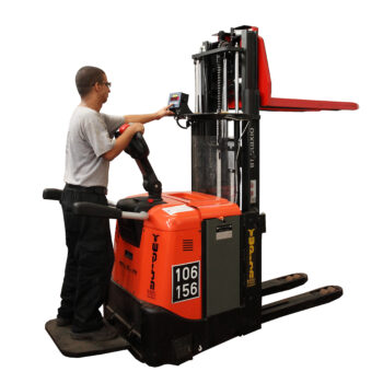 Stacker pallet truck with weighing device and operator